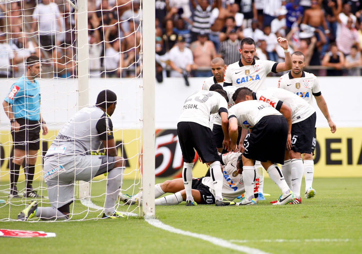Lance do gol do jogador Douglas do Corinthians contra a equipe do Santos durante partida válida pelo Brasileiro 2013. realizado na arena fonte luminosa