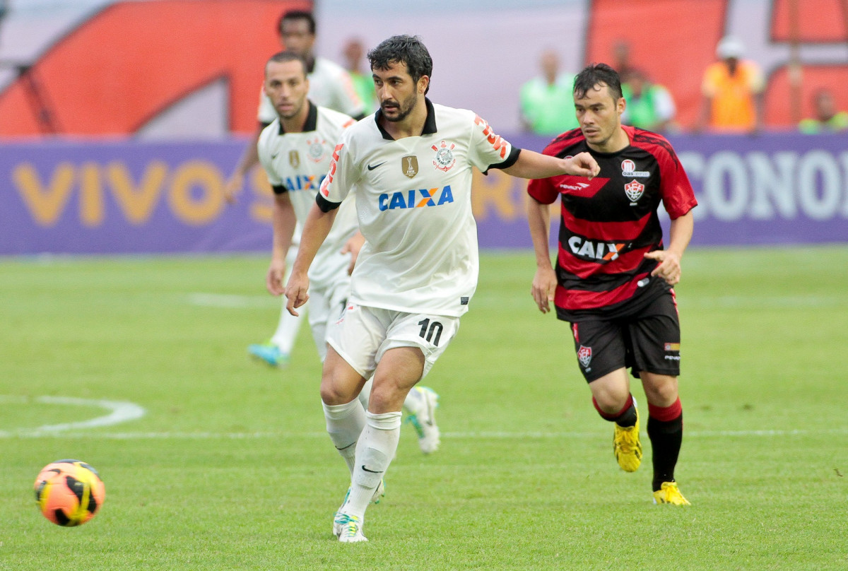 Douglas do Corinthians disputa a bola com o jogador Renato Caja do Vitoria durante partida vlida pelo campeonato Brasileiro 2013