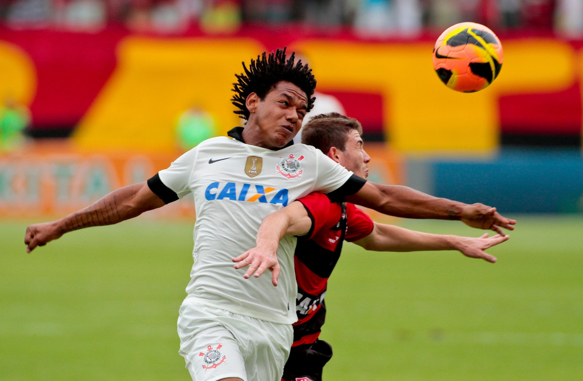Romarinho do Corinthians disputa a bola com o jogador Luis Gustavo do Vitoria durante partida vlida pelo campeonato Brasileiro 2013
