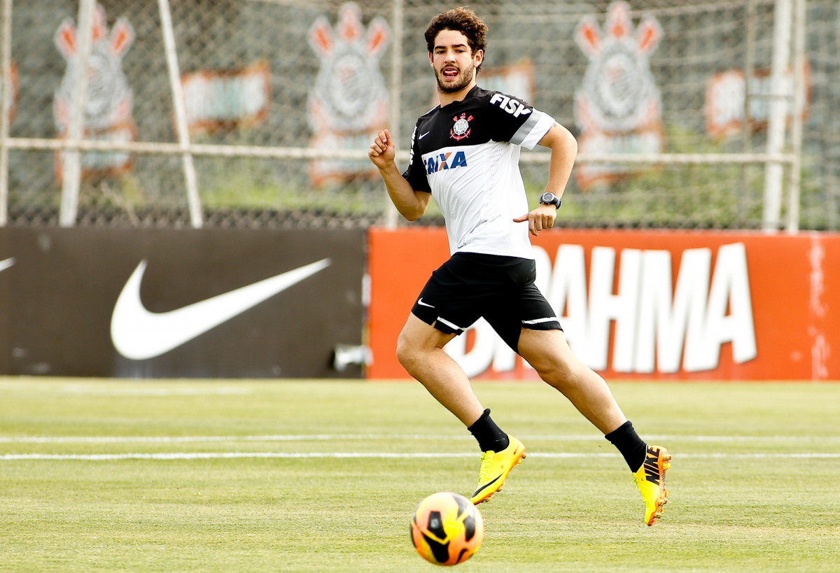 Alexandre Pato do Corinthians durante treino realizado no CT Joaquim Grava(