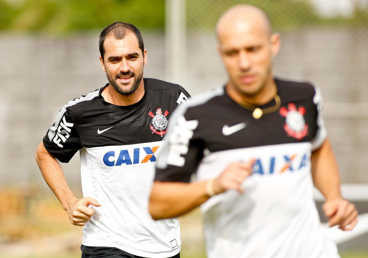 Danilo do Corinthians durante treino realizado no CT Joaquim Grava(