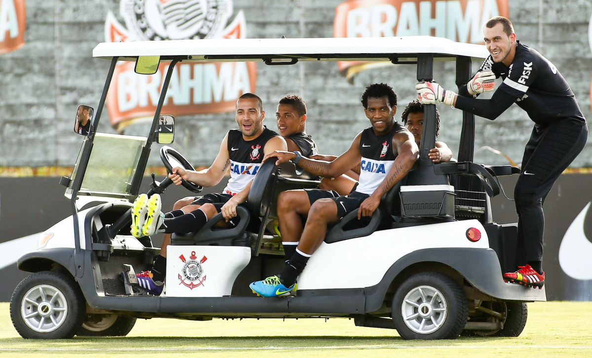 Jogadores do Corinthians durante treino realizado no CT Joaquim Grava(