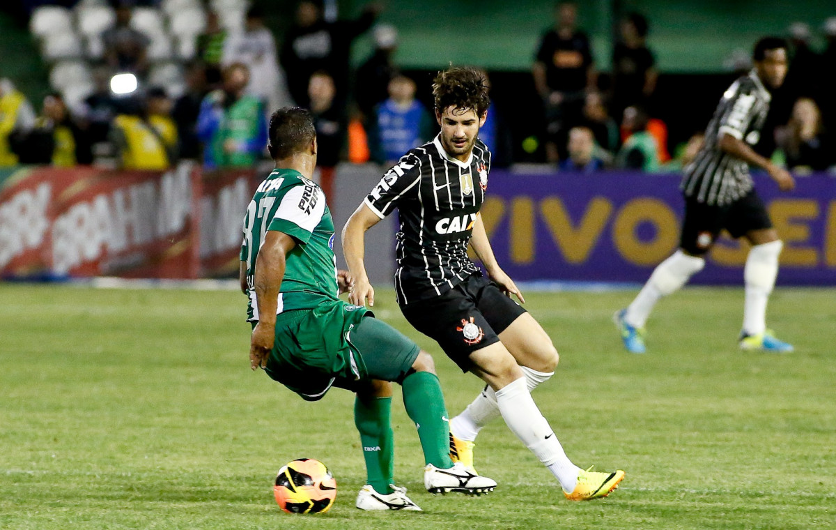 Alexandre Pato do Corinthians disputa a bola com o jogador Vellinton do Coritiba durante partida vlida pelo Campeonato Brasileiro, realizada no estdio Couto Pereira