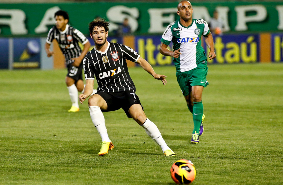 Alexandre Pato do Corinthians disputa a bola com o jogador Gil do Coritiba durante partida vlida pelo Campeonato Brasileiro, realizada no estdio Couto Pereira