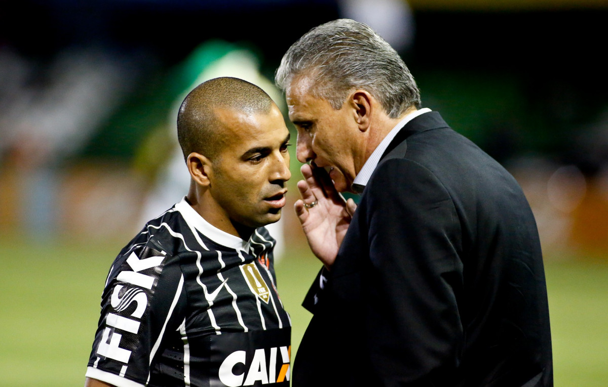 Emerson eo tcnico Tite do Corinthians disputa a bola com o jogador do Coritiba durante partida vlida pelo Campeonato Brasileiro, realizada no estdio Couto Pereira