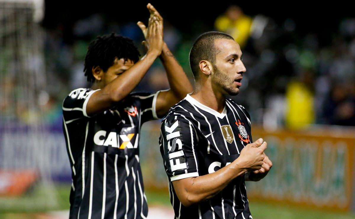 Guilherme do Corinthians comemora aps marca gol contra a equipe do do Coritiba durante partida vlida pelo Campeonato Brasileiro, realizada no estdio Couto Pereira