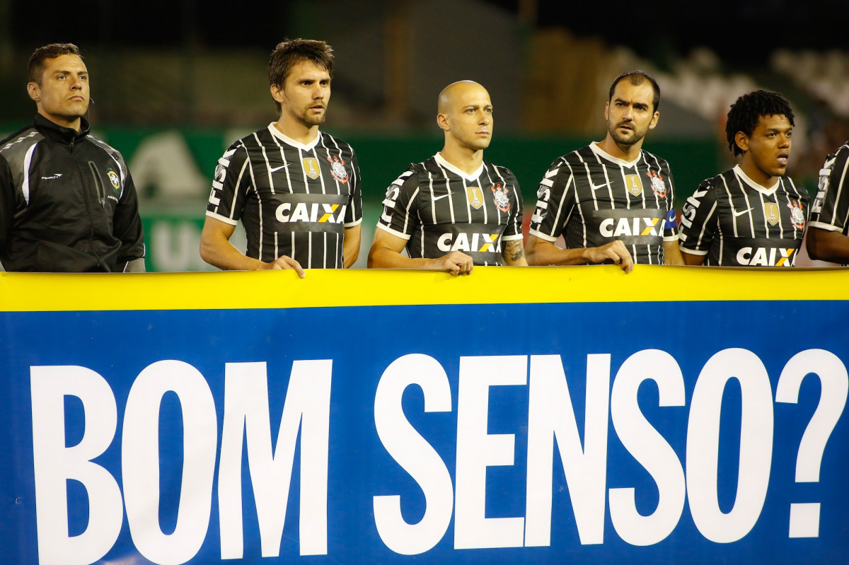 Jogadores do Corinthians durante partida vlida pelo Campeonato Brasileiro, realizada no estdio Couto Pereira