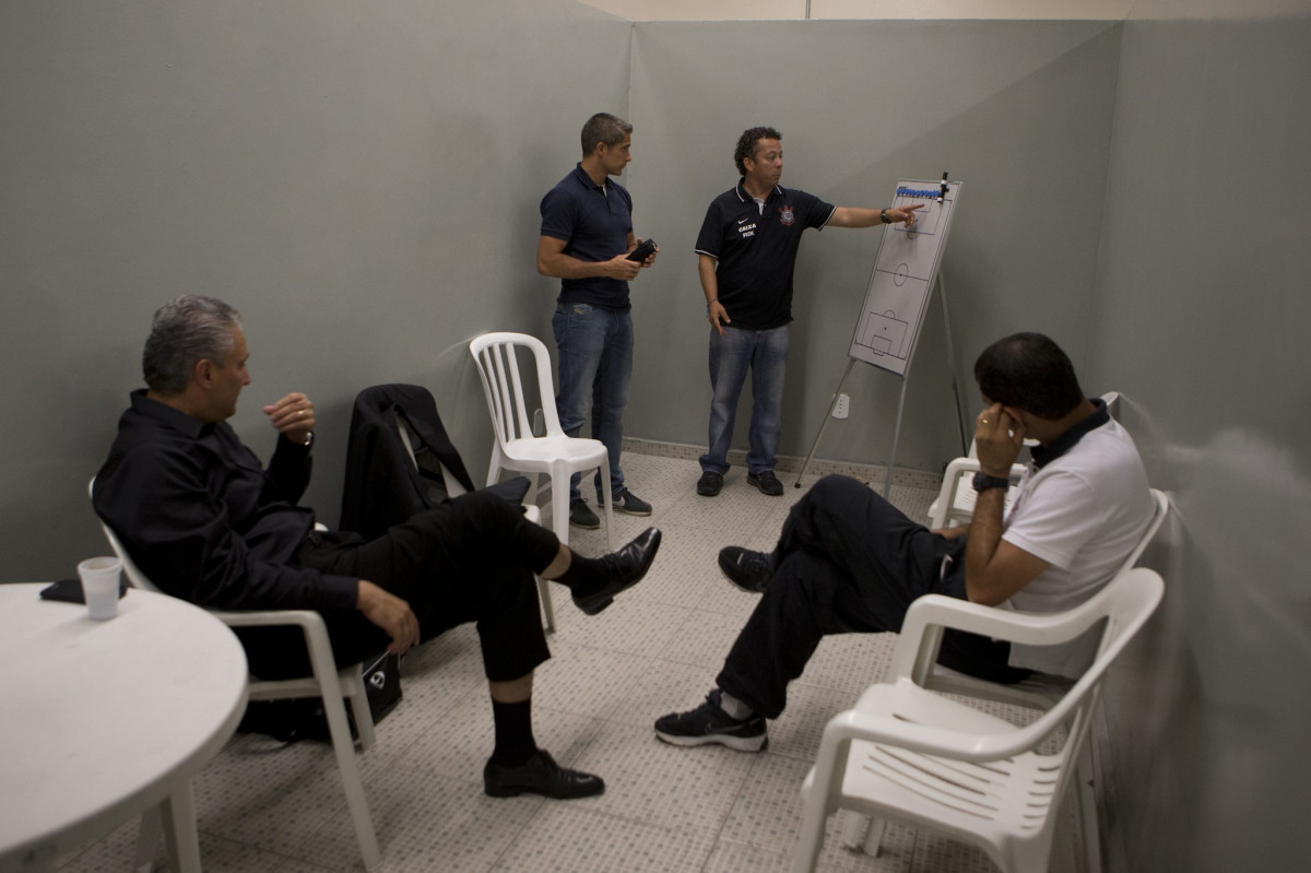 Nos vestiários antes da partida entre Corinthians x Internacional/RS, realizada esta noite no estádio do Pacaembu, válida pela 37ª rodada do Campeonato Brasileiro de 2013