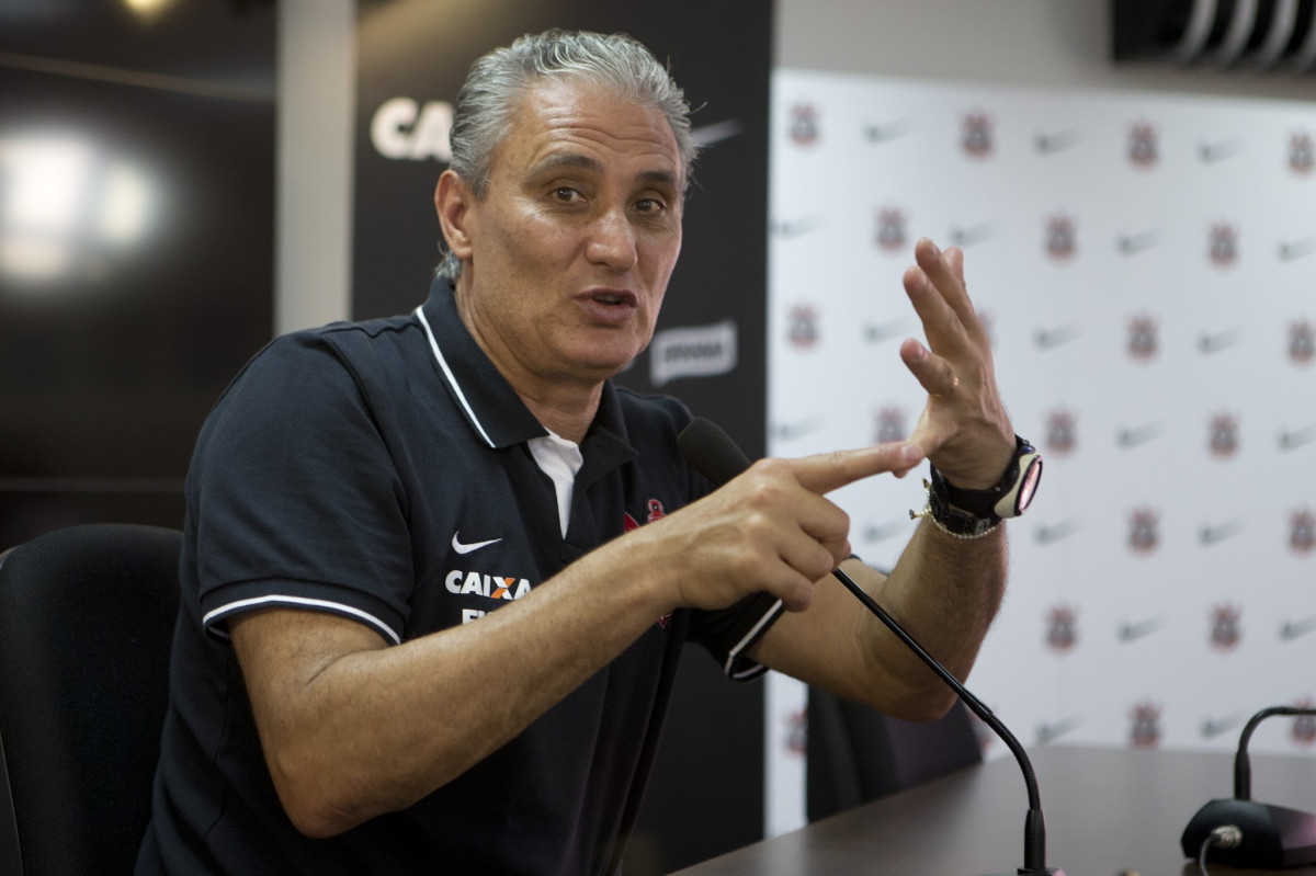 Na mira do Flamengo, Tite tambm desperta interesse do Corinthians para 2024