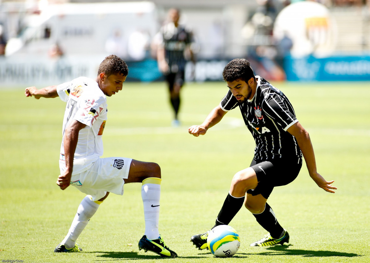 O jogador, do Santos disputa bola com o jogador Airton, do Corinthians em partida vlida pela final da Copa So Paulo de futebol Junior, no estdio do Pacaembu, durante a manh deste sbado