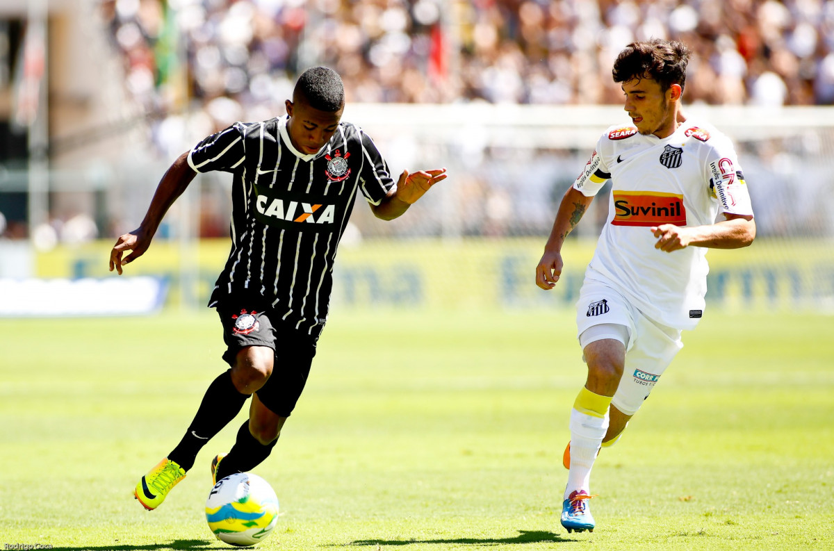 O jogador, do Santos disputa bola com o jogador Malcom, do Corinthians em partida vlida pela final da Copa So Paulo de futebol Junior, no estdio do Pacaembu, durante a manh deste sbado