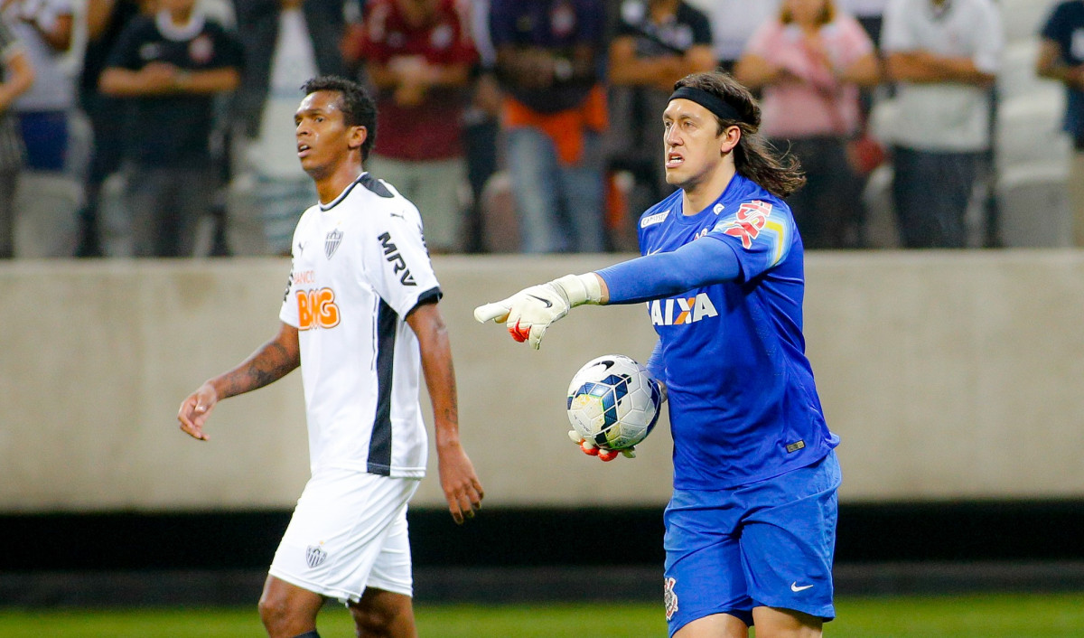 Gil do Corinthians disputa a bola com o jogador do Atltico MG durante partida vlida pelo campeonato Brasileiro. jogo realizado na Arena Corinthians 11/09/2014(
