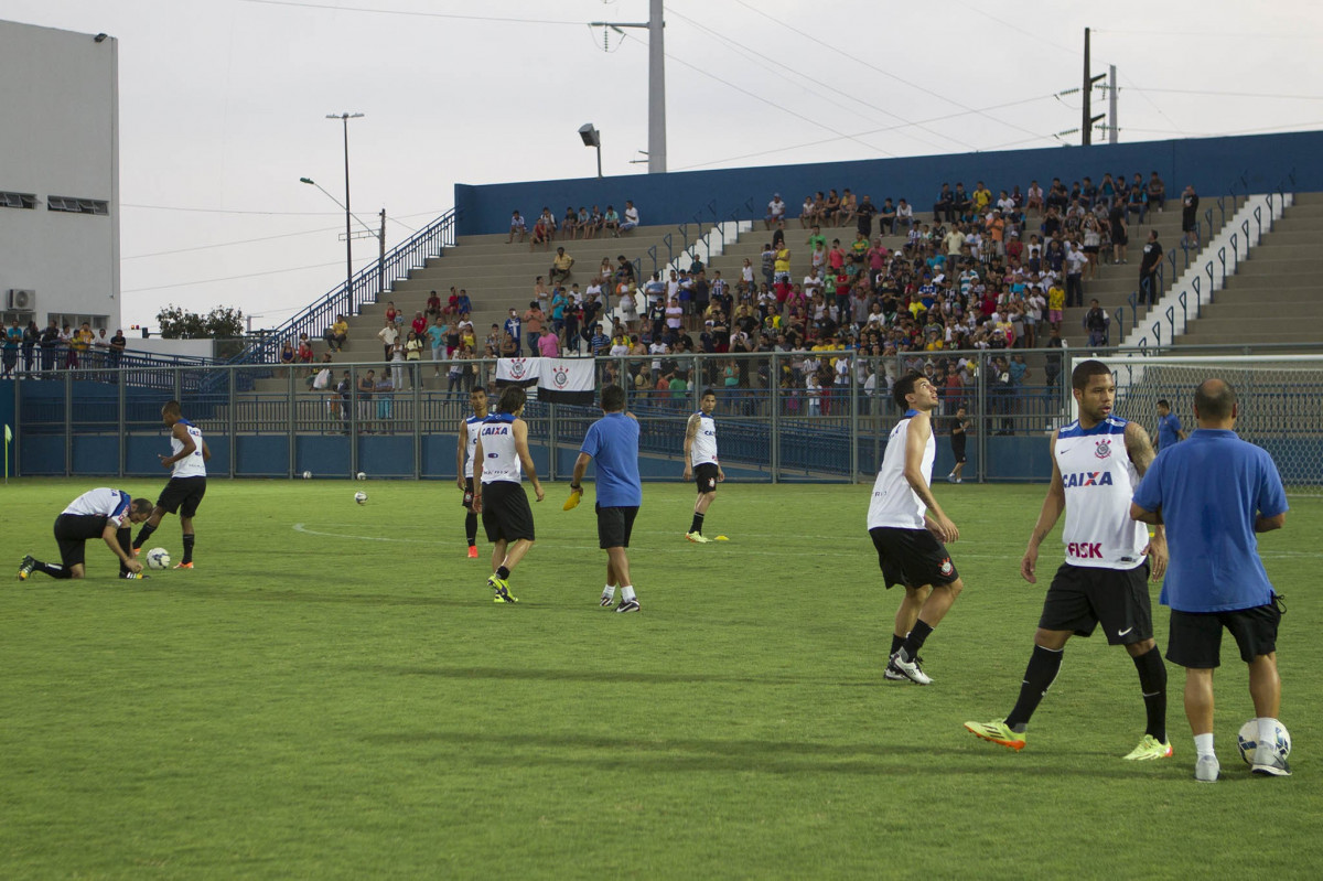 Corinthians durante treino em Manaus, em 2014, acompanhado de perto pela Fiel local