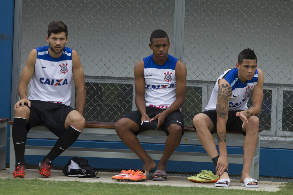 Durante o treino desta tarde em Manaus no CT do So Raimundo. O prximo jogo da equipe ser amanh, sbado, 11/10, contra o Botafogo, na Arena Amaznia, em Manaus, vlido pela 27 rodada do Campeonato Brasileiro de 2014