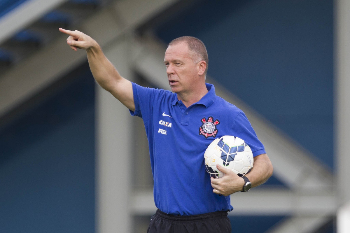 Durante o treino desta tarde em Manaus no CT do So Raimundo. O prximo jogo da equipe ser amanh, sbado, 11/10, contra o Botafogo, na Arena Amaznia, em Manaus, vlido pela 27 rodada do Campeonato Brasileiro de 2014