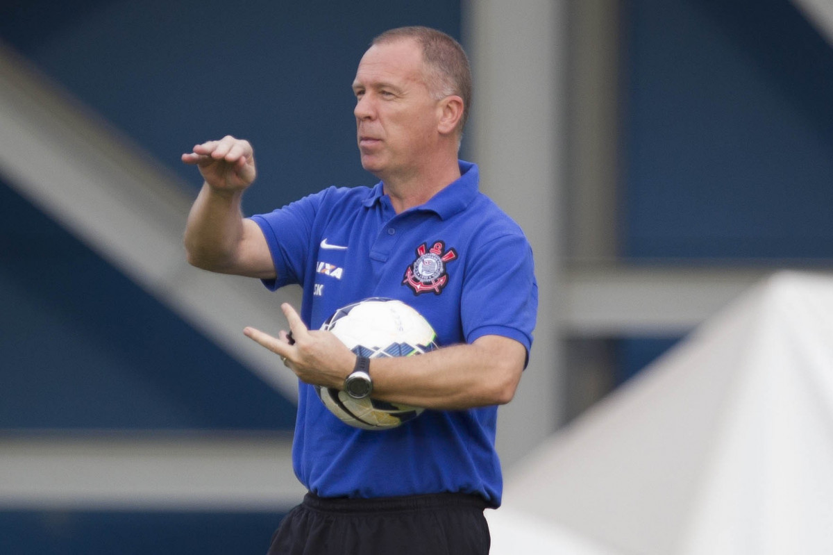 Durante o treino desta tarde em Manaus no CT do So Raimundo. O prximo jogo da equipe ser amanh, sbado, 11/10, contra o Botafogo, na Arena Amaznia, em Manaus, vlido pela 27 rodada do Campeonato Brasileiro de 2014