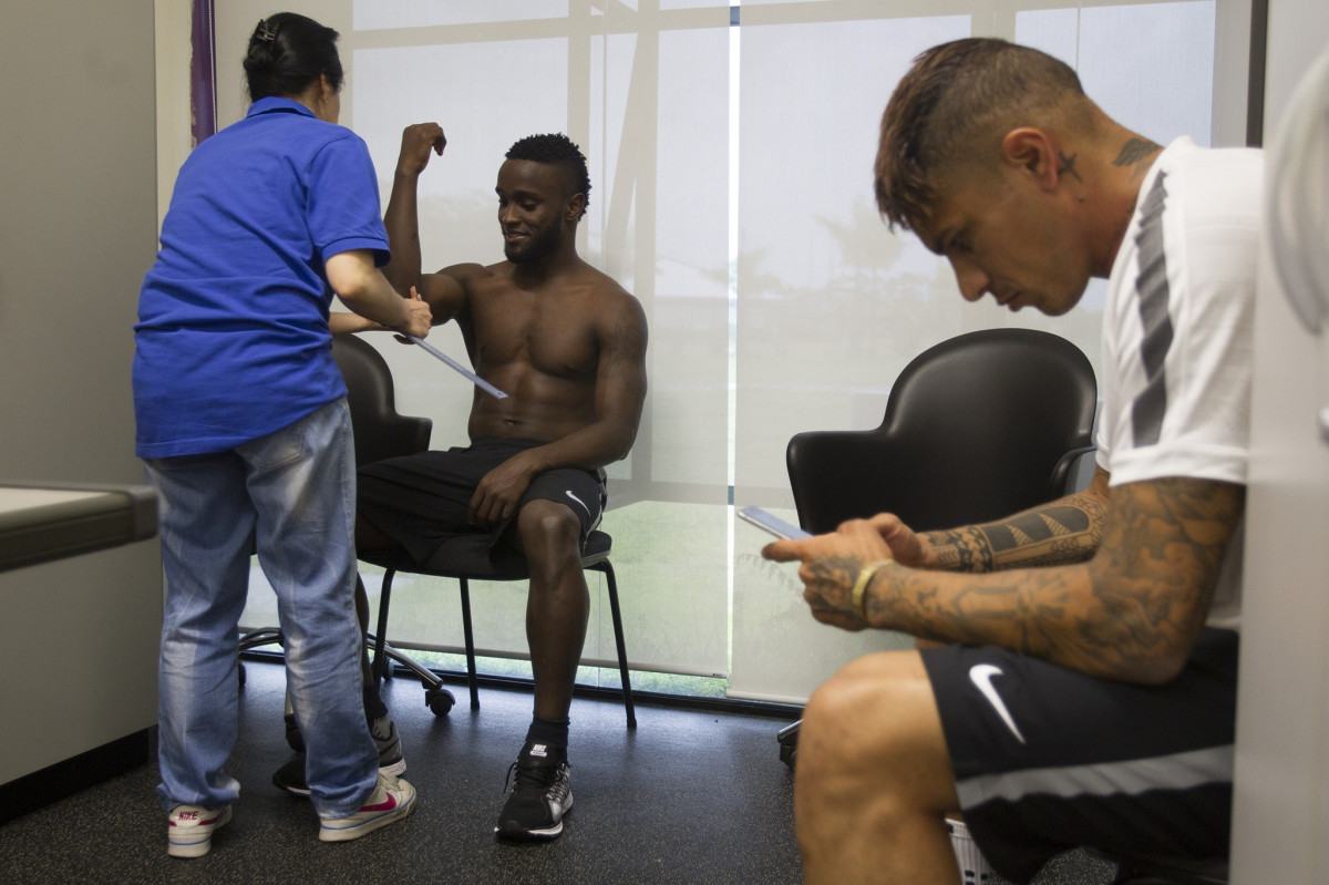 Durante a reapresentacao dos jogadores esta tarde no CT Joaquim Grava, zona leste da cidade. O próximo jogo da equipe será dia 15/01no torneio internacional, em Orlando/EUA, contra o Colonia da Alemanha