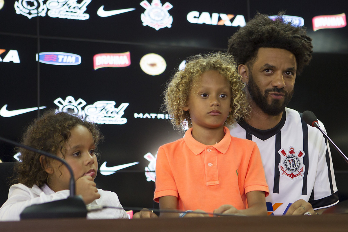 Cristian com o filho Cristian Mark no colo, na sua reapresentao no Corinthians, em 2015