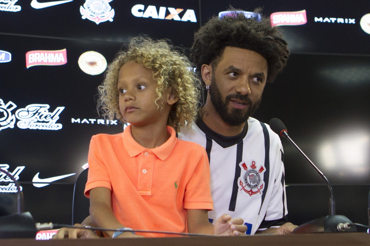 O gerente de futebol Edu Gaspar apresente o jogador Cristian, apôs a reapresentacao dos jogadores esta tarde no CT Joaquim Grava, zona leste da cidade. O próximo jogo da equipe será dia 15/01no torneio internacional, em Orlando/EUA, contra o Colonia da Alemanha