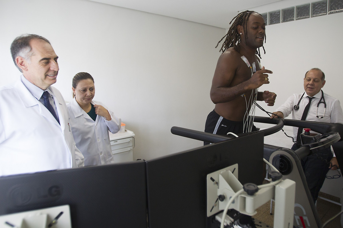 O atacante Wagner Love faz exames cardiologicos esta tarde na clinica Santanacor. O prximo do time ser sbado dia 14/02 contra o Botafogo/RP, na Arena Corinthians, vlido pela 4 rodada do Campeonato Paulista de 2015