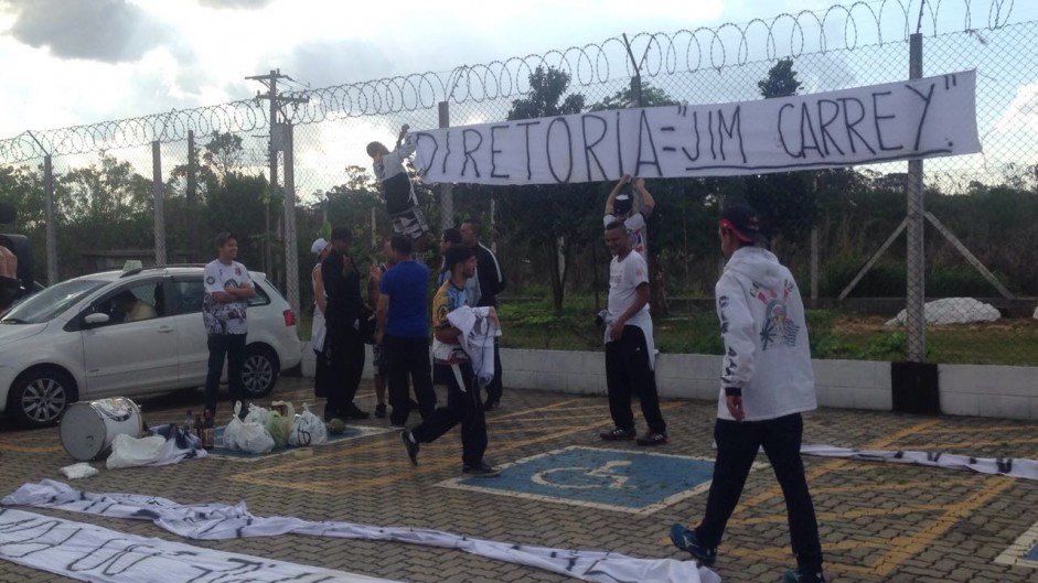 Em outubro, outra uniformizada do Corinthians protestou no CT contra a diretoria
