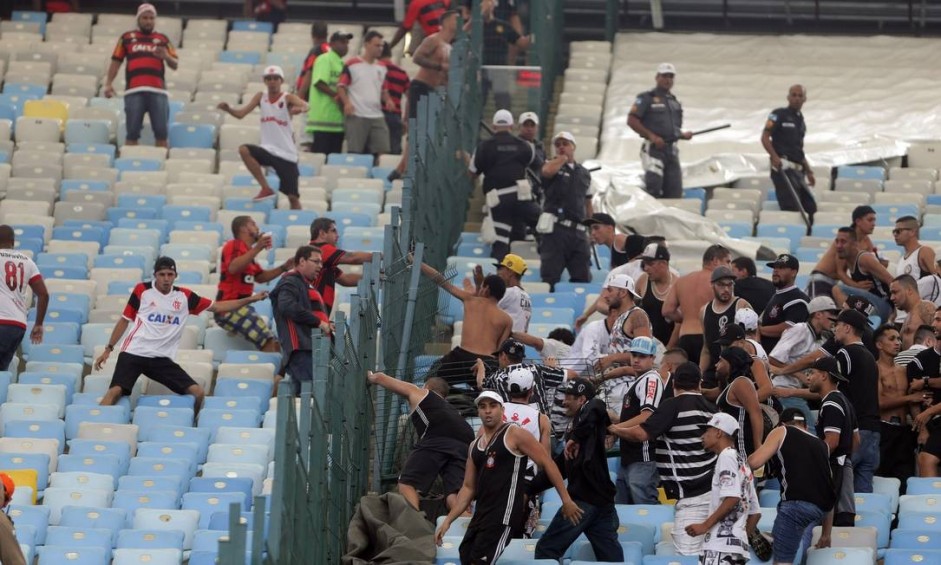 Briga entre corinthianos, flamenguistas e policiais acabou com priso de 30 alvinegros