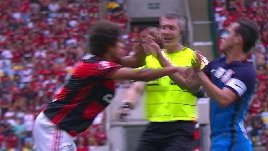 Willian Aro agride Rodriguinho na frente de Daronco; depois empurra tambm o rbitro que evita advertncia