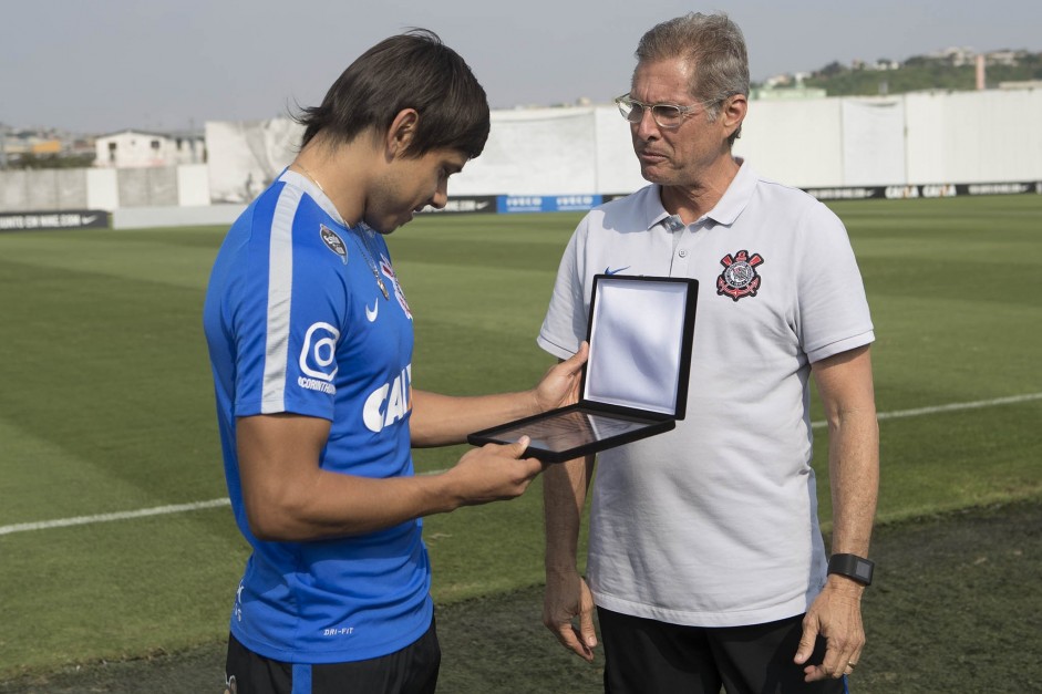 Durante o treino, Romero recebeu uma homenagem do clube