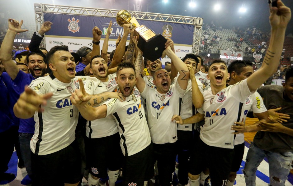 Corinthians ergueu a Liga Paulista e a Liga Nacional em 2016