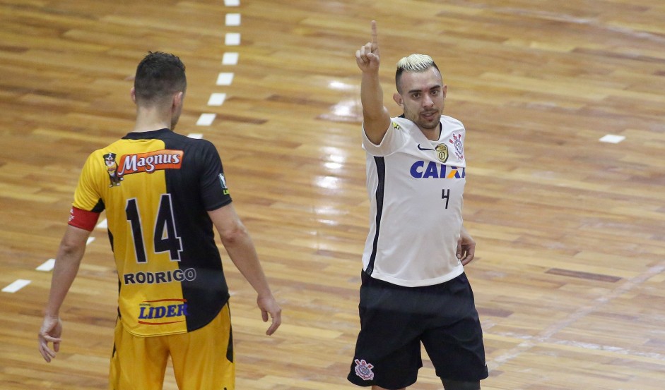 Leandro Caires abriu o placar para o Timão