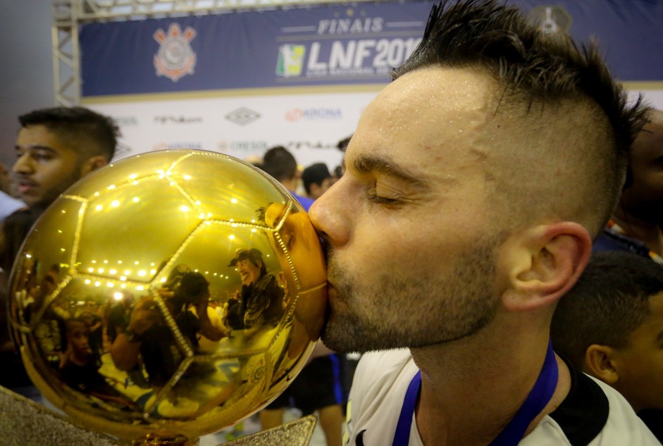 Objeto de desejo de todos, taça ganhou beijos dos corinthianos