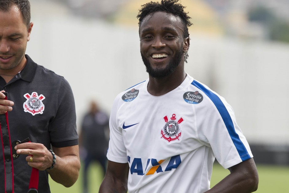 Mendoza esbanjou bom humor no primeiro dia de trabalho do Timão