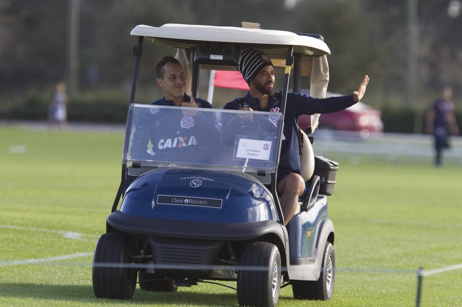 Rodriguinho e Cristian vão ao treino em carrinho de golfe