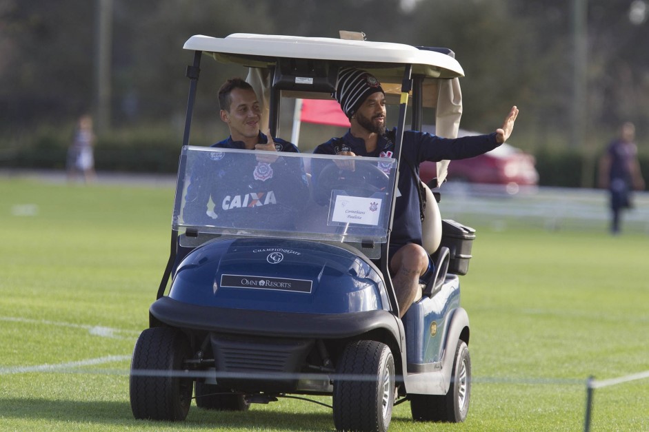 Rodriguinho e Cristian vo ao treino em carrinho de golfe