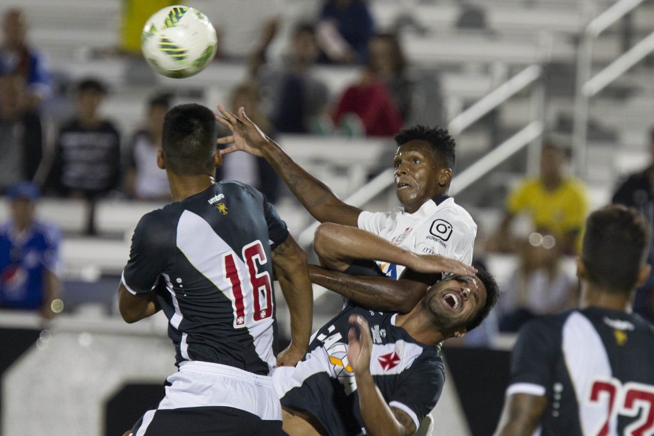 Jô em dura dividida com jogador em jogo contra o Vasco pela semifinal da Florida Cup