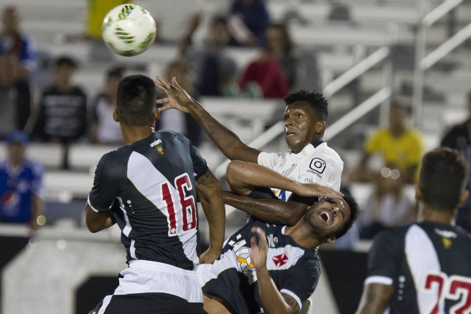 J em dura dividida com jogador em jogo contra o Vasco pela semifinal da Florida Cup