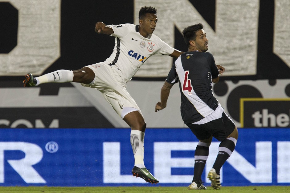 Jô em jogada com zagueiro do Vasco pela semifinal da Florida Cup