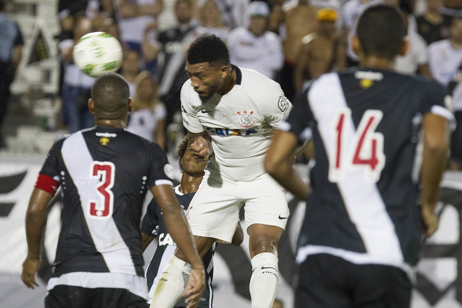 Kazim cabecendo a bola contra o Vasco pela semifinal da Flórida Cup