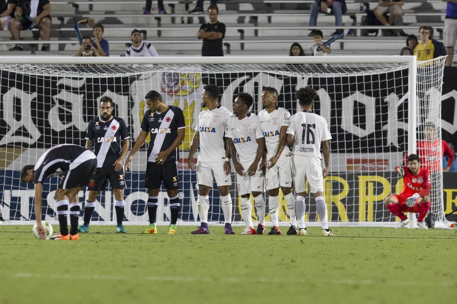 Kazim, Paulo Roberto, Yago e Cristian formando barreira contra o Vasco pela semifinal da Flórida Cup