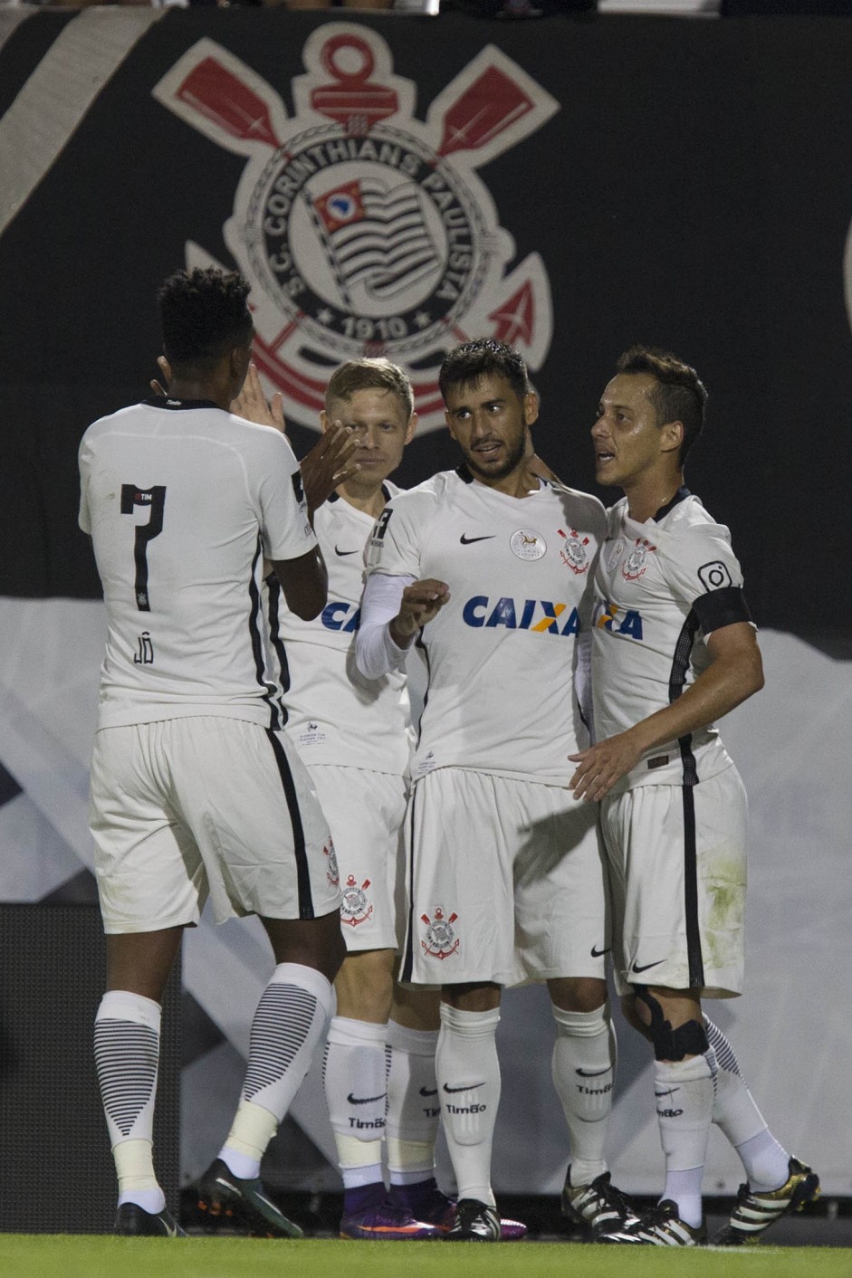 Marlone, Rodriguinho, J e Camacho comemorando gol contra o Vasco na semifinal da Florida Cup