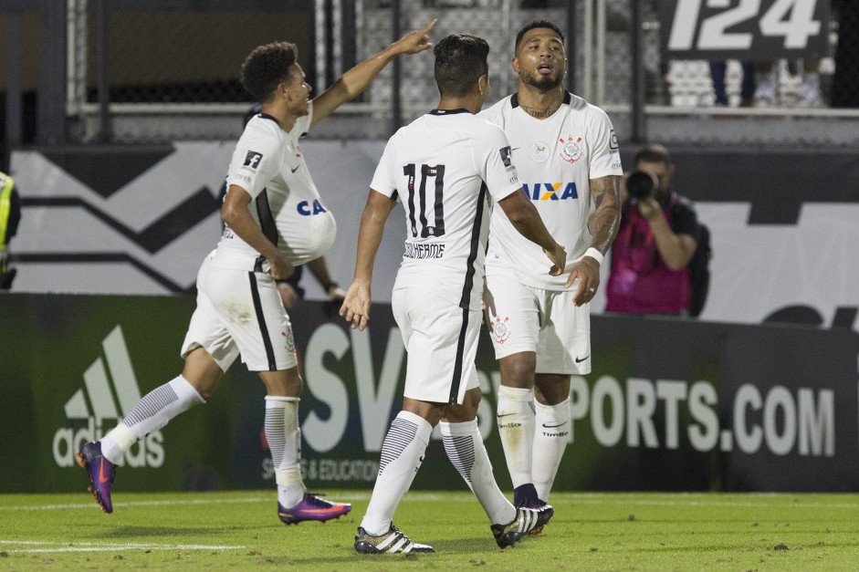 Marquinhos Gabriel, Guilherme e Kazim comemorando gol contra o Vasco pela Flrida Cup