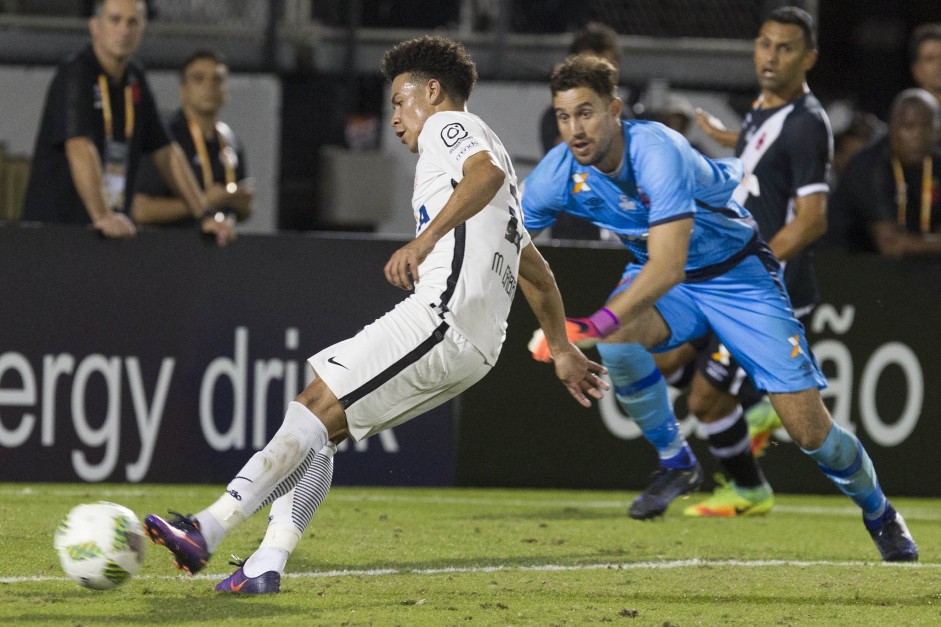 Marquinhos Gabriel preparando para finalizar para o gol contra o Vasco pela semifinal da Flórida Cup