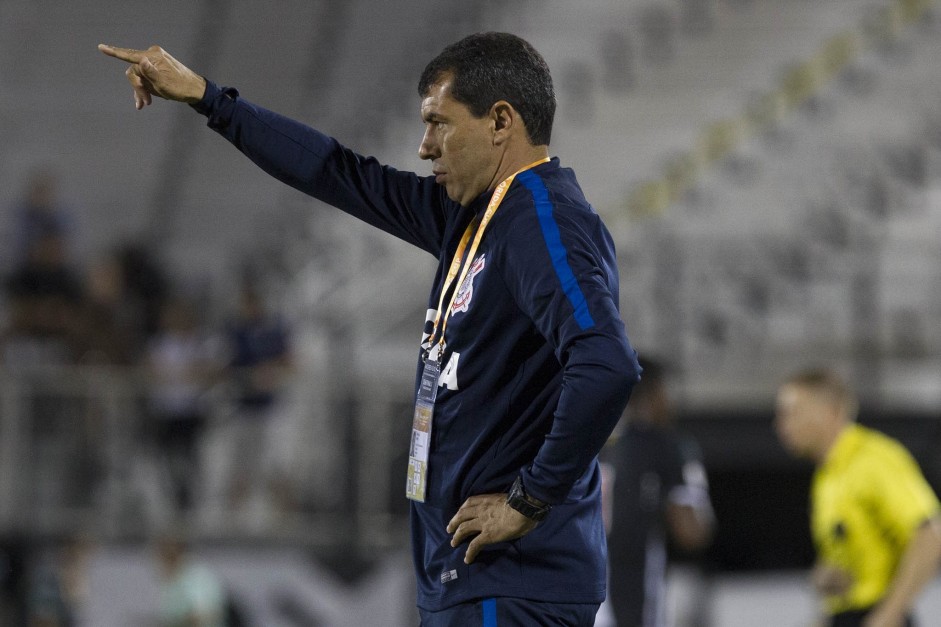 Treinador Fábio Carille dando instruções contra o Vasco pela semifinal da Flórida Cup