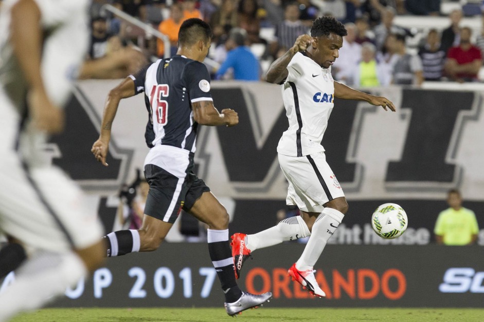 Volante Paulo Roberto em jogada contra o Vasco pela semifinal da Flórida Cup