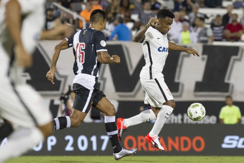 Volante Paulo Roberto em jogada contra o Vasco pela semifinal da Flrida Cup