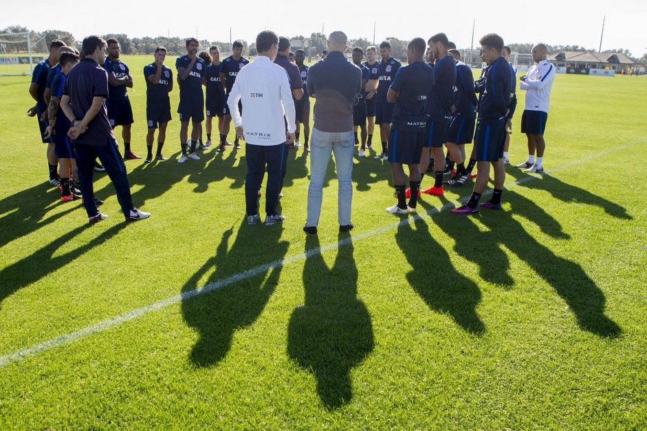 Carille e Alessandro dando instruções ao elenco durante treino da tarde pela Flórida Cup 2017