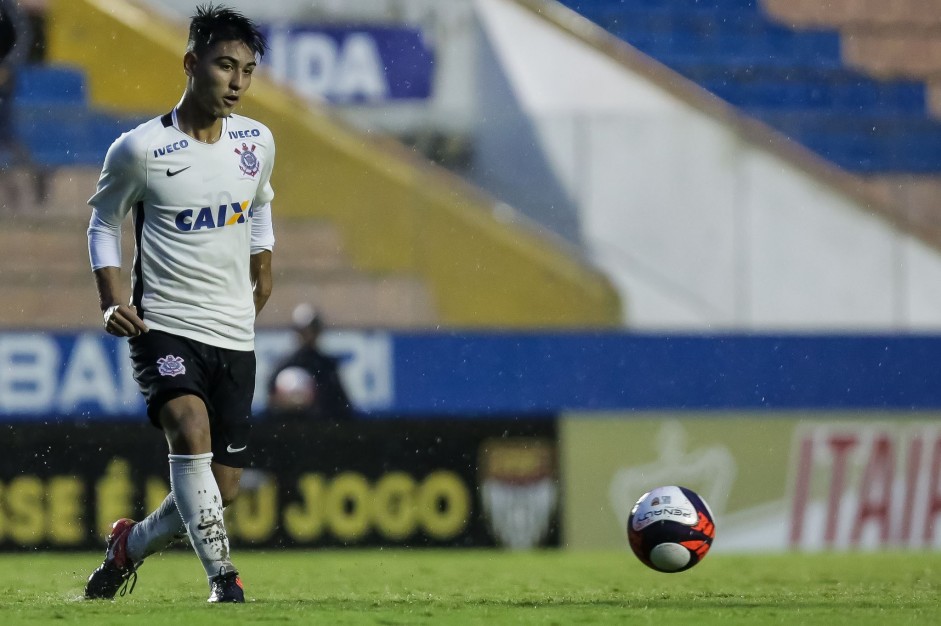Fabrício Oya em jogada contra o Flamengo pelas quartas de finais da Copinha 2017