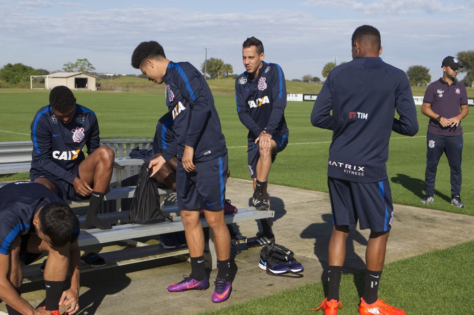 Jogadores do Corinthians sentados durante treinamento da tarde pela Flórida Cup 2017