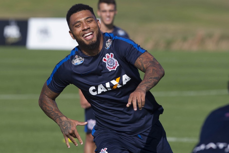 Kazim sorrindo no treino da tarde do Corinthians na Florida Cup