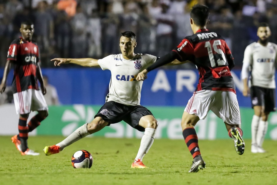 Mantuan chutando a bola em confronto diante do Flamengo pelas quartas de finais da Copinha 2017